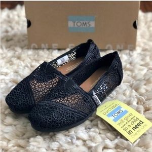 Black crochet Tom's